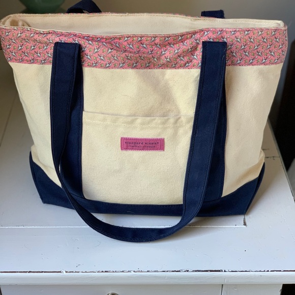 Vineyard Vines Handbags - Vineyard Vines crawfish 🦞 boil tote bag
